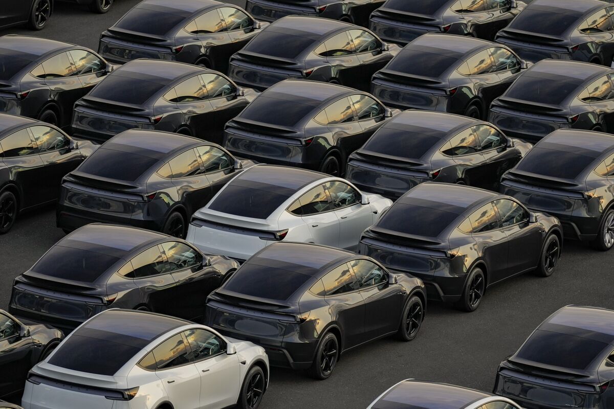 Tesla Disbands Dojo Supercomputer Team in Blow to AI Effort