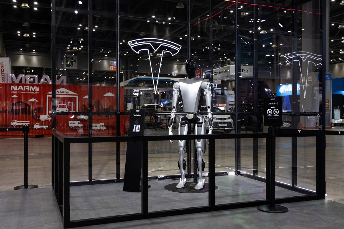 Tesla’s Leader of Optimus Humanoid Robot Program Leaves Company