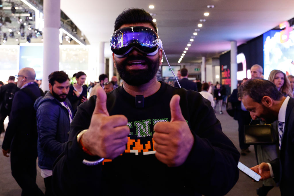 No, Apple hasn’t cut its Vision Pro production estimates in half thumbnail