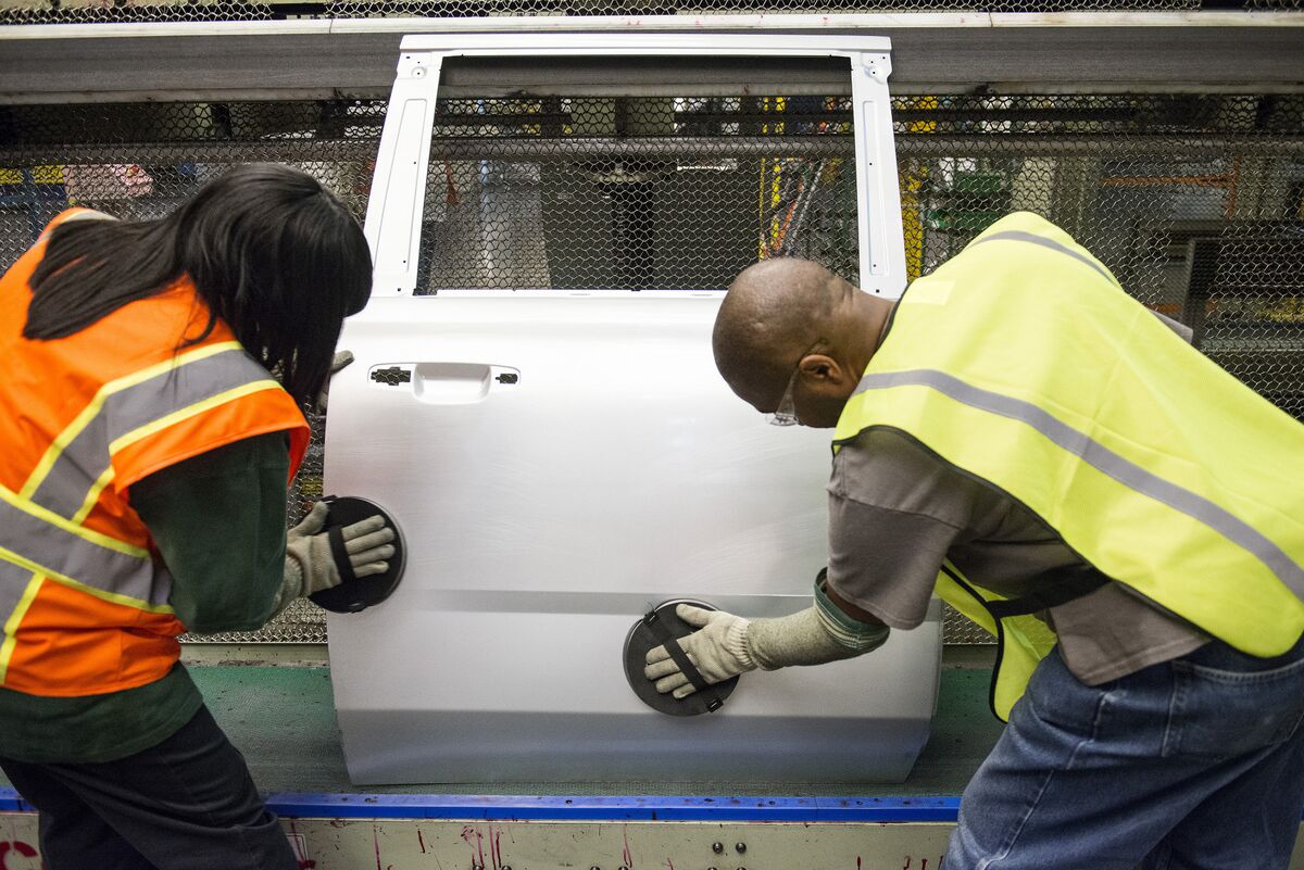 US Manufacturing Activity Expands for First Time Since 2022