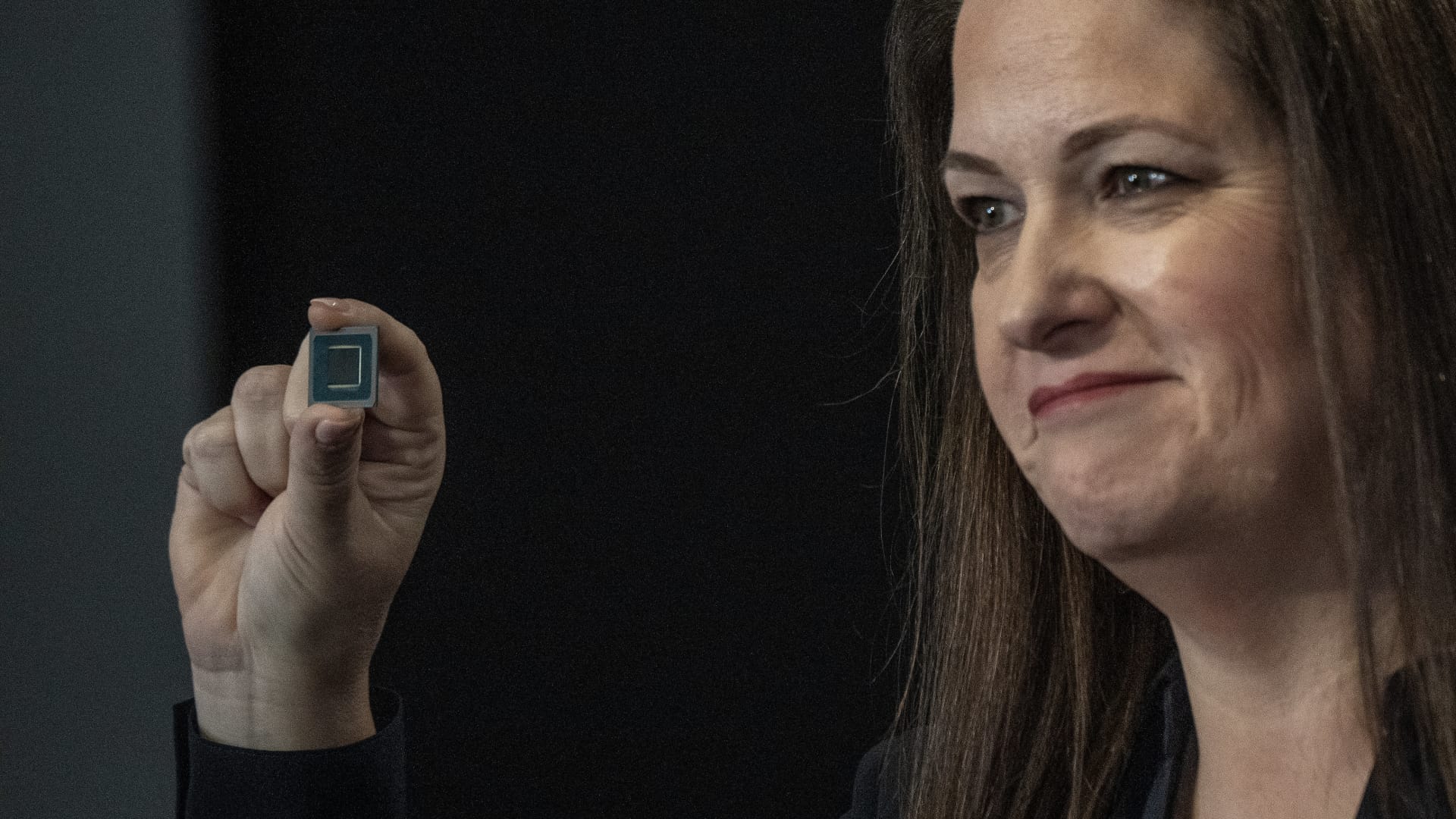 Intel issues weak forecast, but beats on fourth-quarter results