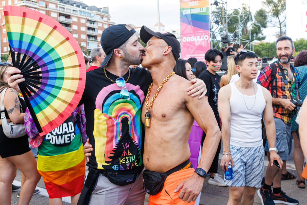 Grindr heats up thumbnail