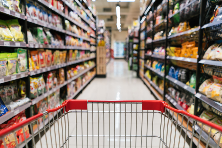 Navigating shrinkflation in the snack aisle (Mok Jee Chuang/EyeEm/Getty Images)
