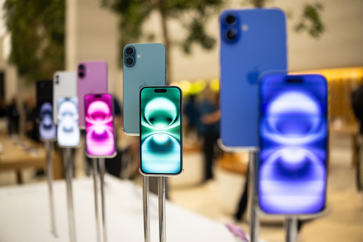 Apple Readies More Conversational Siri in Bid to Catch Up in AI