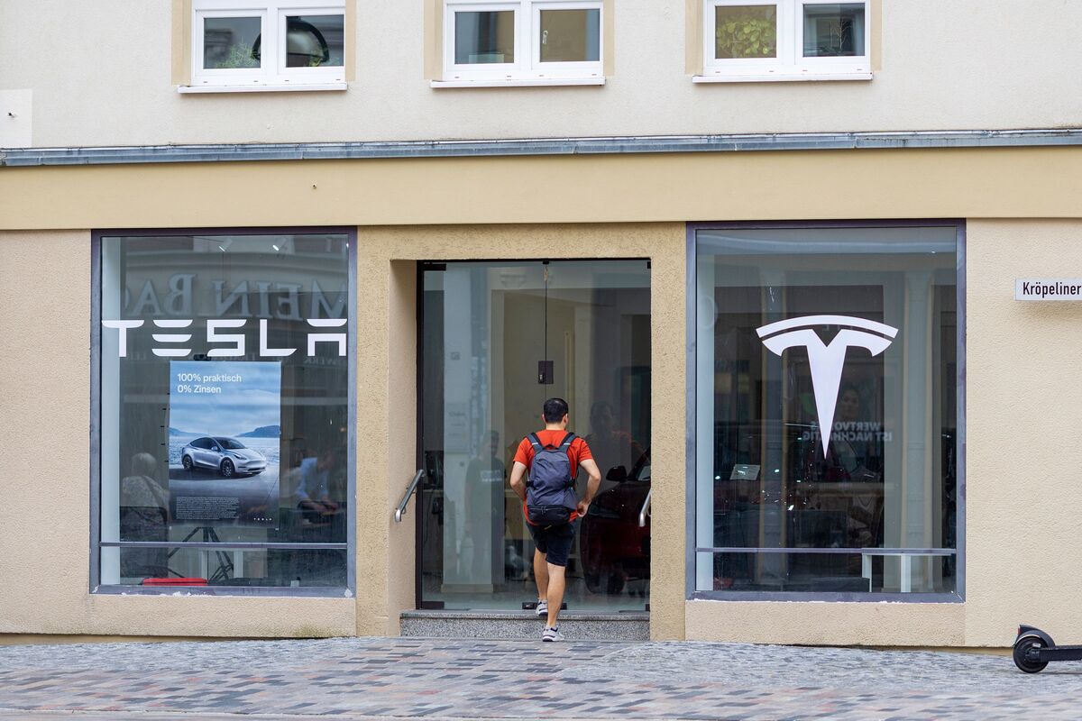 Musk Will Oversee Tesla’s Europe, US Sales After Afshar Exit