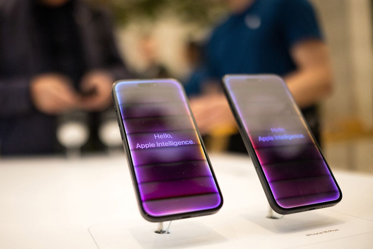 Apple Shakes Up AI Executive Ranks in Bid to Turn Around Siri