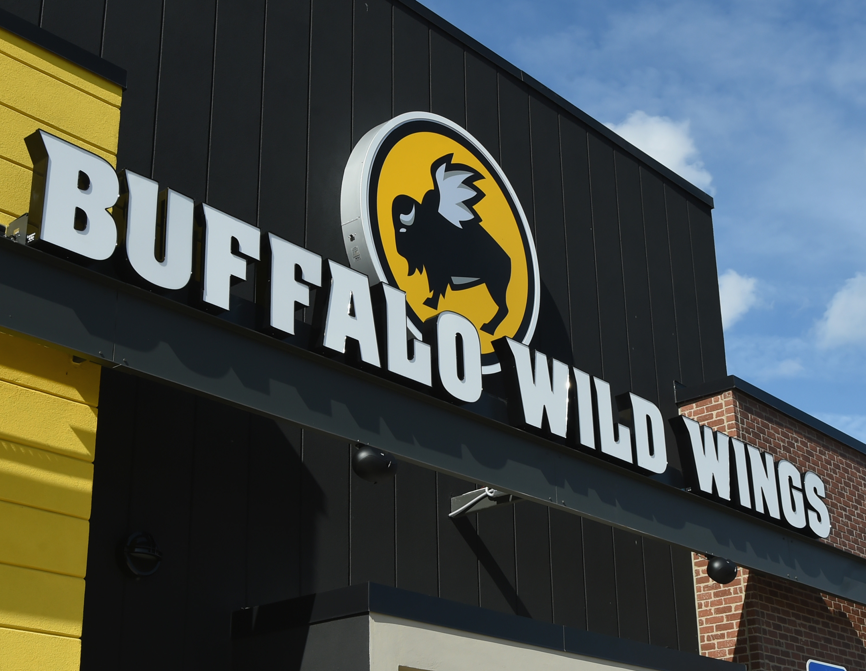 Buffalo Wild Wings opens 100th GO location thumbnail