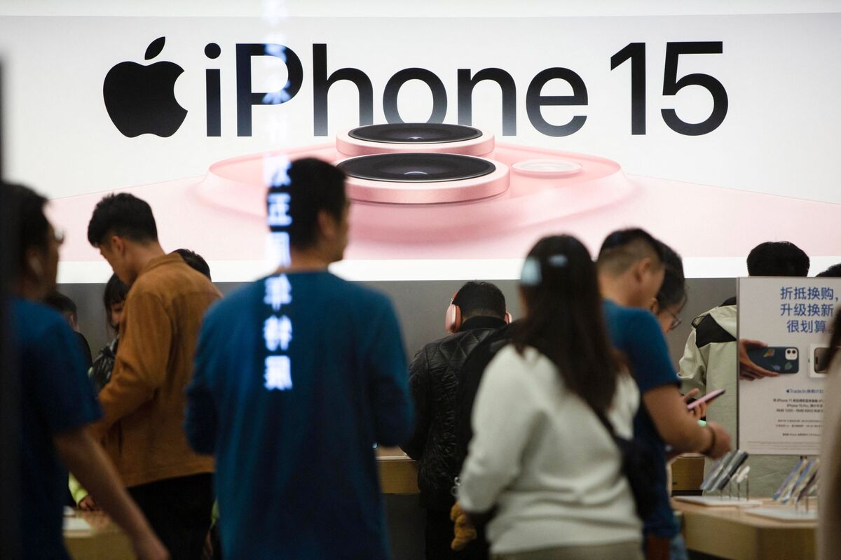 Microsoft Orders China Staff to Use iPhones for Work and Drop Android