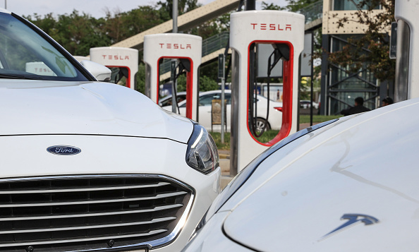 Rivals in cars, friends in charge (Osmancan Gurdogan/Getty Images)