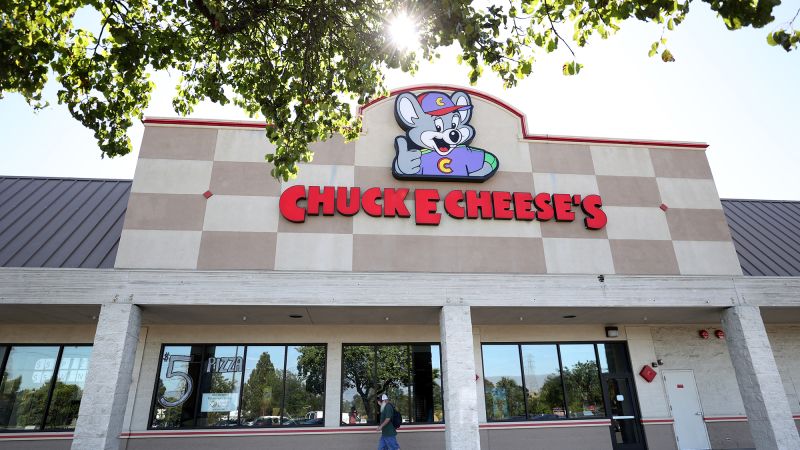 Chuck E. Cheese targets inflation-weary families with a bargain subscription program | CNN Business