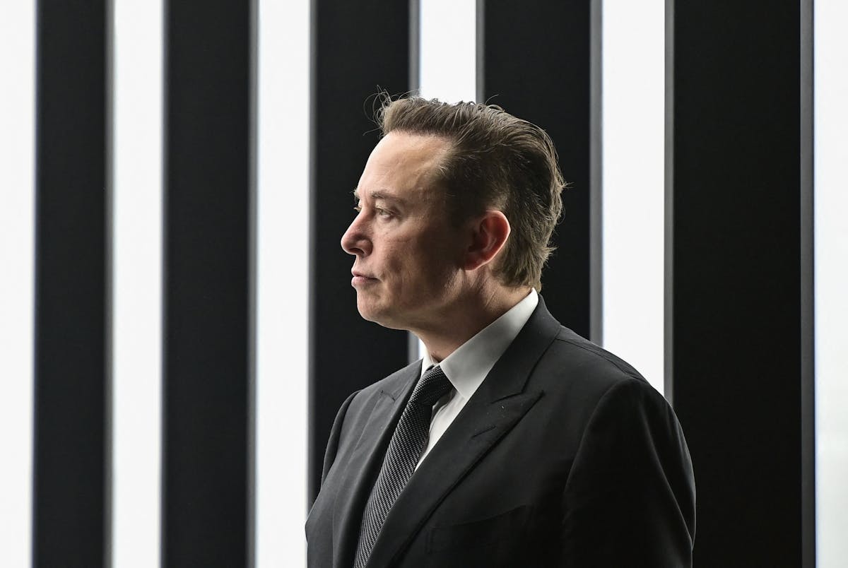 Musk Plans More Layoffs as Two Senior Tesla Executives Depart