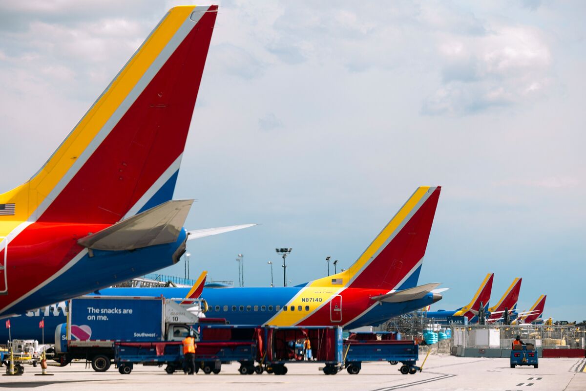 Southwest Airlines Halts Corporate Hiring, Extending Cost Cuts