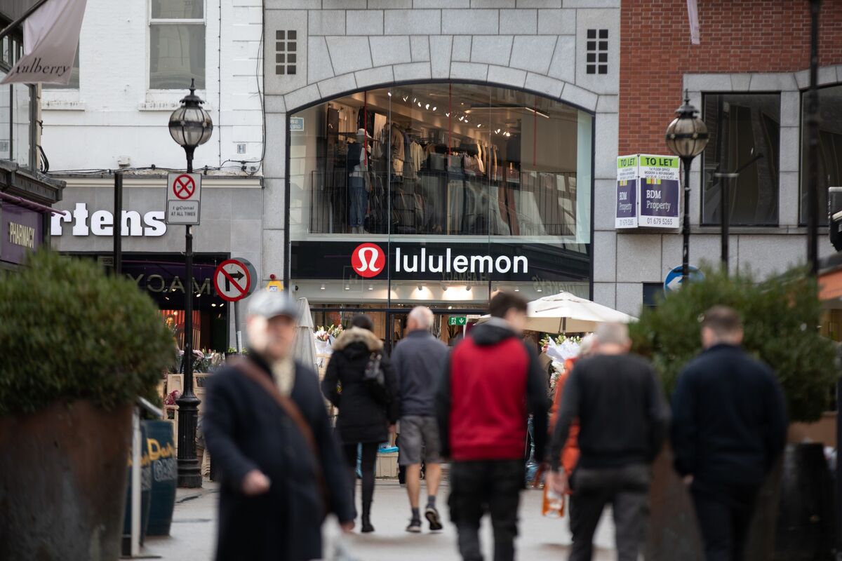 Lululemon Hits Bottom of S&P 500 as Concern Over Outlook Builds